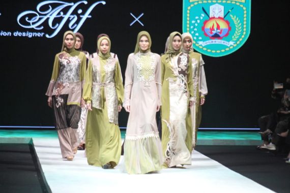 Lia Afif Hadirkan Batik Bernuansa Kayu Ulin di Indonesia Fashion Week 2022 - JPNN.COM