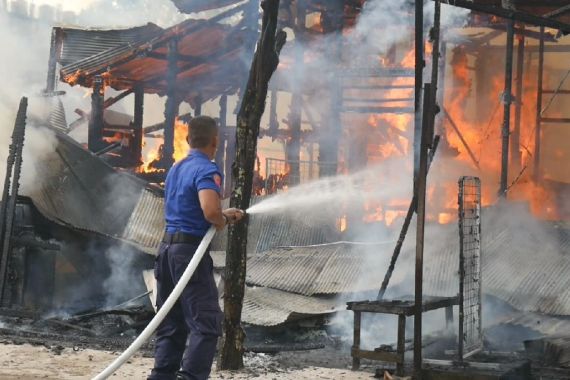 Pasutri Bertengkar, 5 Kontrakan & 3 Warung Ludes Terbakar - JPNN.COM