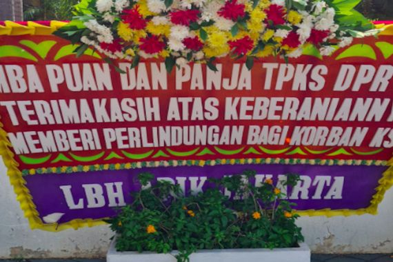 Lihat, Ada Papan Bunga Buat Mbak Puan dan DPR Karena Sahkan UU TPKS - JPNN.COM