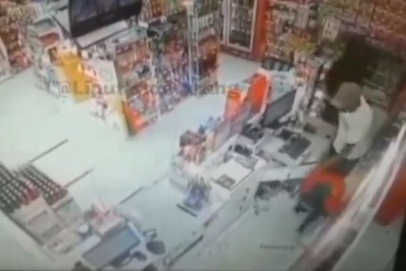 Fakta Mencengangkan soal Aksi 2 Pencuri Bersenpi di Minimarket yang Viral - JPNN.COM