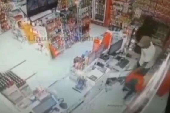 Viral, 2 Pencuri Bersenpi Menyatroni Minimarket, Terekam CCTV, Menegangkan - JPNN.COM