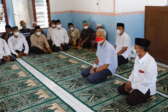 Ganjar Pranowo Merenovasi Masjid yang Sudah 25 Tahun Tak Terurus - JPNN.COM