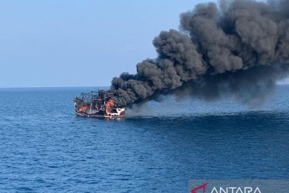 Detik-Detik Prajurit TNI AL Menyelamatkan 10 ABK dari Kapal yang Terbakar di Teluk Jakarta - JPNN.COM