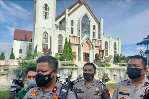 TNI dan Polisi Berjaga Saat Kebaktian dan Misa Jumat Agung di Jambi - JPNN.COM