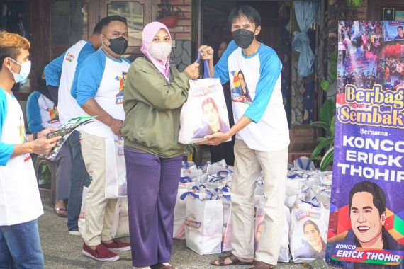 Bantu Masyarakat Kecil, Relawan Erick Thohir Malang Raya Bagikan Paket Sembako - JPNN.COM