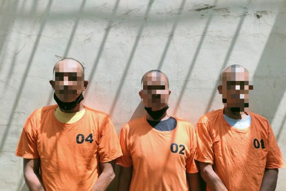 Tiga Lelaki Ini Sudah Berbuat Terlarang di Masjid, Langsung Digulung Polisi - JPNN.COM