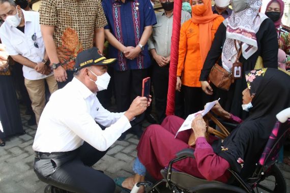 Di Depan Edy Rahmayadi & Bobby Nasution, Menko PMK: Jangan Ambil Hak Warga Miskin - JPNN.COM