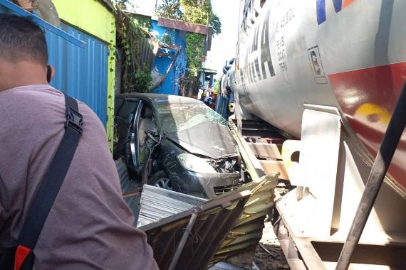 Terobos Perlintasan, Mesin Mati Mendadak, Innova Remuk Dihantam Kereta Api - JPNN.COM