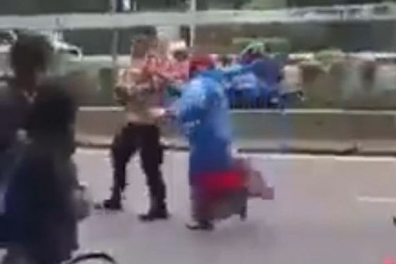 Viral Video Mak-Mak Mengaku Anunya Ditendang Polisi, AKBP Setyo Bilang Begini - JPNN.COM