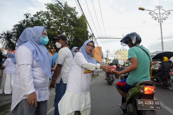 Aksi Kompak Sukarelawan Gema Sandi Berbagi Takjil Gratis di Gorontalo - JPNN.COM