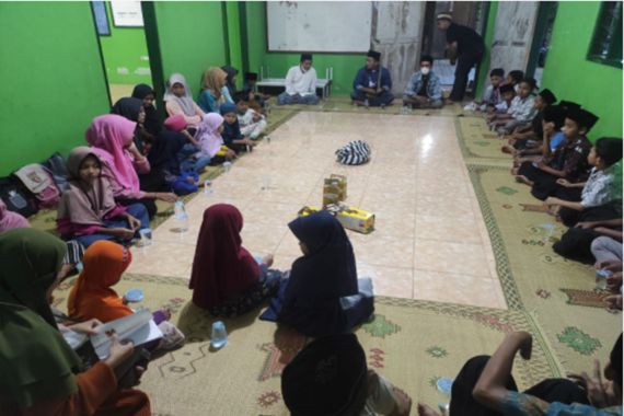 Sukarelawan Santri Dukung Ganjar Kunjungi Pesantren Al-Ma'unah, Bawa Bantuan untuk Masjid - JPNN.COM