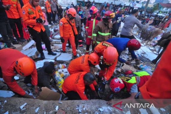 Alfamart Ambruk, Belasan Orang Terjebak di Reruntuhan Bangunan - JPNN.COM