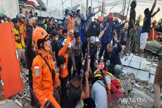 Bangunan Alfamart Ambruk, 15 Orang Terjebak Dalam Reruntuhan - JPNN.COM