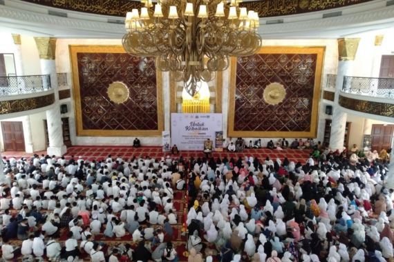 ABT Travel dan MIW Berbagi Kebahagiaan Kepada 1.500 Anak Yatim - JPNN.COM