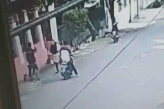 Aksi 2 Pria Bermotor Ini Terekam CCTV, Kelakuan Mereka Bikin Merinding, Korban Syok - JPNN.COM