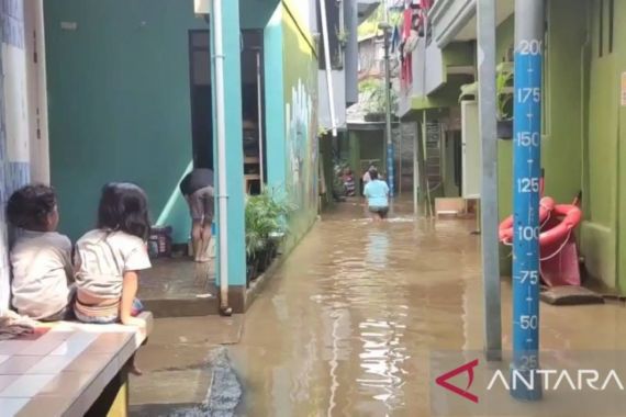 Banjir di Kebon Pala Jaktim Air Kiriman - JPNN.COM