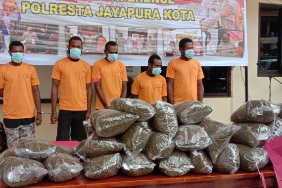 Bawa Ganja dengan Speed Boat, 5 Warga Negara Asing Diringkus - JPNN.COM