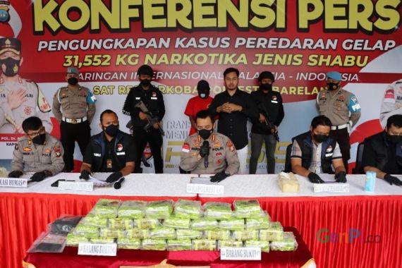EH Selundupkan Barang Terlarang ke Indonesia, Lihat, Barang Buktinya Banyak Banget - JPNN.COM