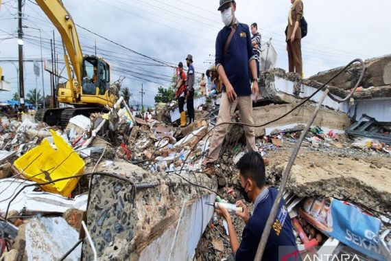 Riza Bilang Begini Terkait Penyebab Bangunan Alfamart Ambruk - JPNN.COM