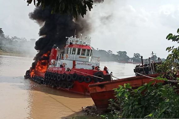 Kapal Tugboat Terbakar, 1 ABK Tewas, Polda Jambi Langsung Bergerak - JPNN.COM