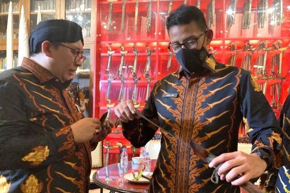 Malam Hari ke Cimanggis, Sandiaga Berbicara soal Keris - JPNN.COM