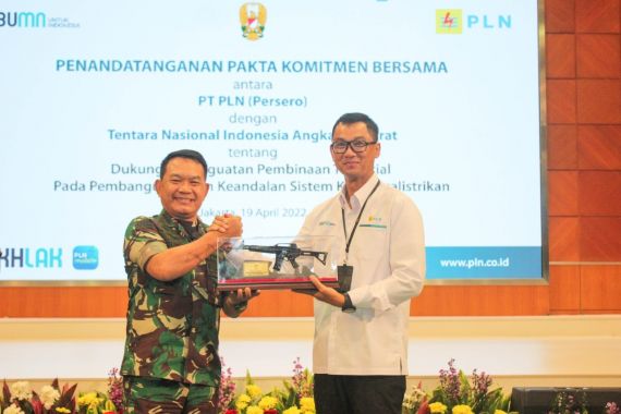 Jos! TNI AD Siap Dukung PLN Listriki Nusantara - JPNN.COM