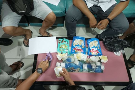 Petugas Lapas Curiga, 2 Paket Makanan untuk Narapidana Dibuka, Isinya Ternyata  - JPNN.COM