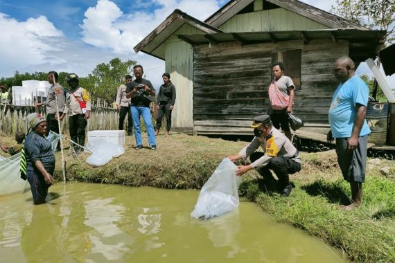 Polisi Bagikan Benih Ikan kepada Warga di Pedalaman Papua - JPNN.COM