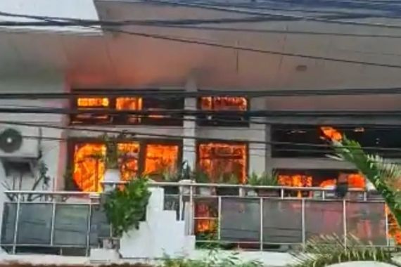 Rumah 2 Lantai di Bekasi Terbakar, Kerugian Miliaran - JPNN.COM
