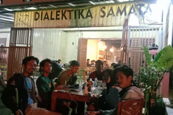 Menunggu Sahur, Mengopi Salah Satu Cara Habiskan Waktu di Sulsel - JPNN.COM