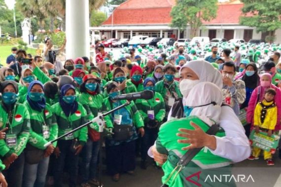 Bu Khofifah Memeluk Ojol Perempuan, Lalu Berpesan Begini - JPNN.COM