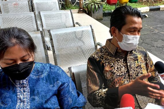 Imbas Perceraian Ronal Surapradja Terhadap Anak, Minta Home Schooling - JPNN.COM