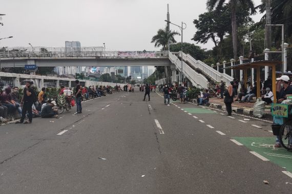 Demonstrasi Masih Berlangsung, Jalanan di Depan Gedung DPR Masih Ditutup - JPNN.COM