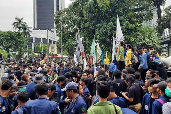 Sempat Ditutup karena Ada Demo Mahasiswa, Jalan Gatot Subroto Dibuka Lagi - JPNN.COM