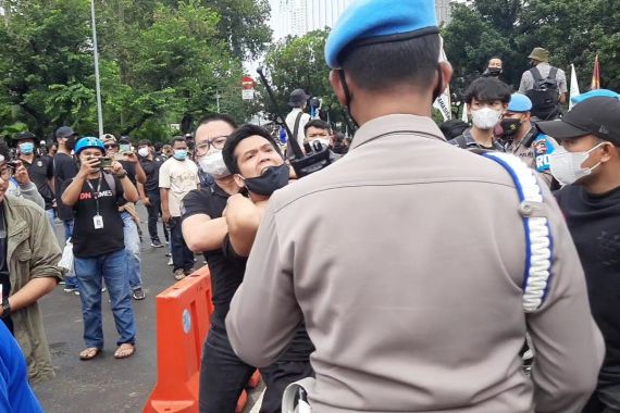 Diduga Provokator, Lelaki Berkaus Hitam Ini Ditangkap Polisi di Tengah Aksi Demo - JPNN.COM