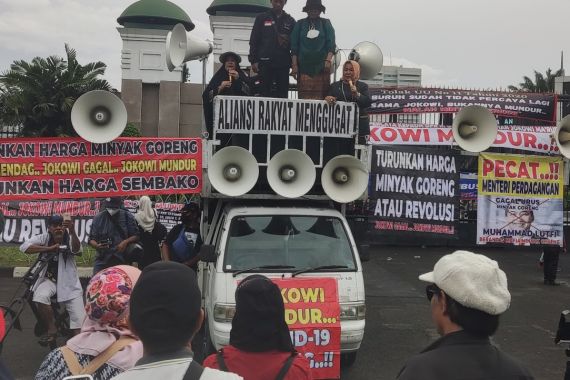 Mak-Mak dan Sejumlah Buruh Ikut Demo, Bawa Poster Jokowi Mundur Harga Mati - JPNN.COM
