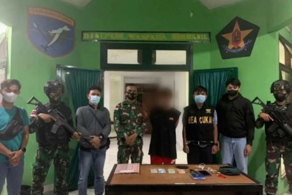 Malam Hari, Pasukan TNI Tangkap Pemuda di Titik Nol Perbatasan RI - Malaysia - JPNN.COM