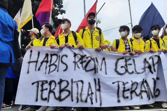 Jokowi Offside, Mahasiswa Terhalang Kawat Berduri - JPNN.COM