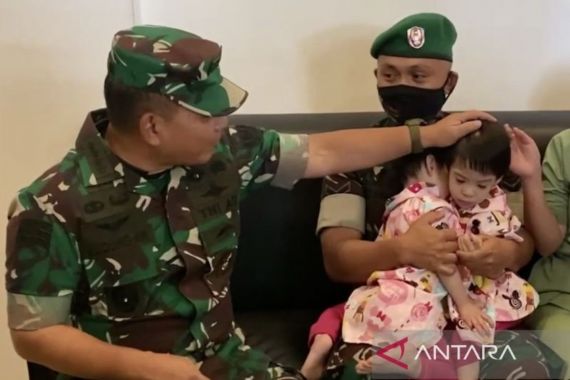 Operasi Pemisahan Kembar Siam Anak Prajurit Sukses, TNI AD Bersyukur - JPNN.COM