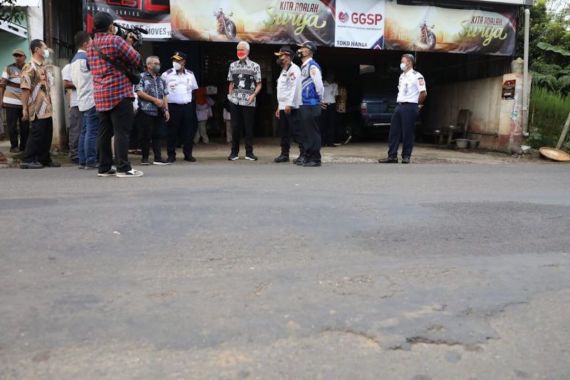 Begini Reaksi Ganjar Saat Menemukan Jalan Rusak di Jalur Mudik - JPNN.COM