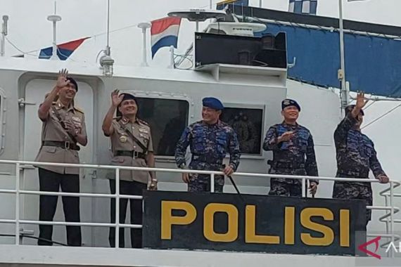 Eks Kakorpolairud Melambaikan Tangan dari Atas Kapal, Komjen Arief Turut Menyaksikan - JPNN.COM