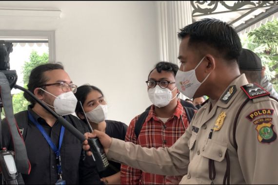 Koalisi Warga Jakarta Cekcok dengan Polisi di Kantor Anies, Ini yang Dipermasalahkan - JPNN.COM