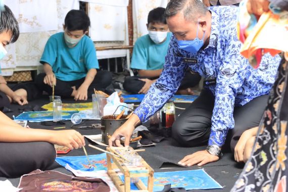 Plt Wali Kota Bekasi Berharap Budaya Membatik Tetap Eksis Mengikuti Perkembangan Zaman - JPNN.COM