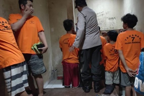 Pagi-Pagi, Ipda Ngadiyo & Anak Buahnya Mengecek Sel Tahanan, Lihat Fotonya - JPNN.COM