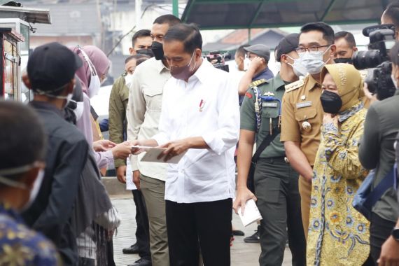Presiden Jokowi dan Menteri Risma Salurkan Bansos dan BLT Minyak Goreng di Bogor - JPNN.COM