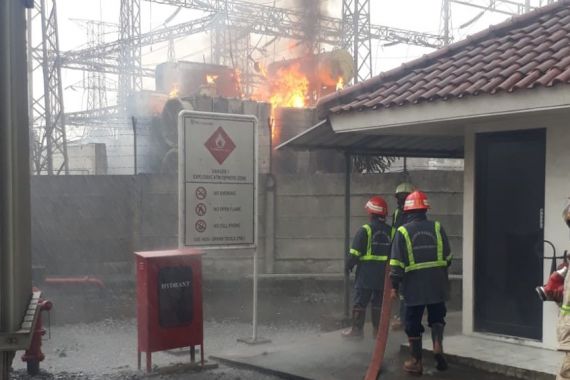 Kebakaran Gardu Listrik di Bekasi, Pemadaman Sempat Terkendala - JPNN.COM