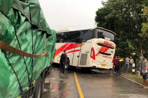 Detik-Detik Kecelakaan 2 Bus Tabrakan di Purworejo, 1 Sopir Tewas - JPNN.COM