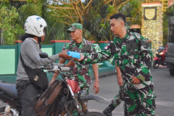 Kolonel Inf Ganiahardi dan Anggota Korem Merauke Bagikan Takjil Kepada Pengguna Jalan - JPNN.COM