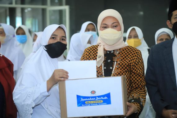 Menaker Ida Bagikan Paket Sembako Ramadan di Surabaya - JPNN.COM