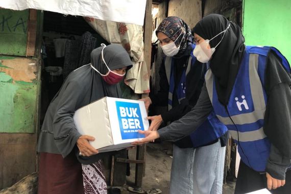 Human Initiative Bersama Zee Zee Shahab Sebarkan Bingkisan Ramadan di Perkampungan - JPNN.COM